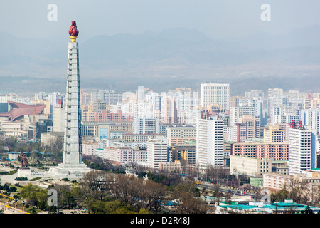 Skyline der Stadt und der Juche-Turm, Pjöngjang, Demokratische Volksrepublik Korea (DVRK), Nordkorea, Asien Stockfoto