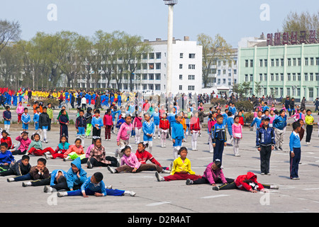 Kinder üben Masse Spiele außerhalb des Grand Theatre, Hamhung, Nordkorea Stockfoto