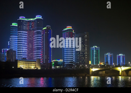 Moderne Stadtwohnungen in der Nacht, Pjöngjang, Demokratische Volksrepublik Korea (DVRK), Nordkorea, Asien Stockfoto