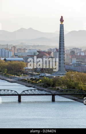 Skyline der Stadt und der Juche-Turm, Pjöngjang, Demokratische Volksrepublik Korea (DVRK), Nordkorea, Asien Stockfoto