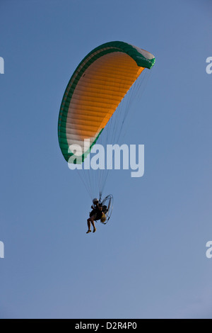 Powermotoring gegen strahlend blauen Himmel in Gerona, Spanien Stockfoto