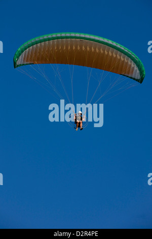 Powermotoring gegen strahlend blauen Himmel in Gerona, Spanien Stockfoto