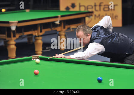 Berlin, Deutschland. 30. Januar 2013. Schottischer Snooker-Spieler John Higgins bereitet sich auf ein Spiel von der German Masters Snooker-Turnier im Tempodrom in Berlin, Deutschland, 30. Januar 2013. Der Wettbewerb ist bis zum 3. Februar 2013 statt. Foto: Paul Zinken/Dpa/Alamy Live News Stockfoto