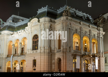 Nachtansicht von Karlovy Vary City Opera Theater 1886 durch den Wiener Architekten Ferdinand Fellner & Hermann Helmer. Stockfoto