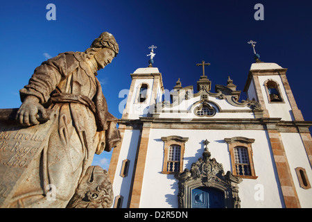 Wallfahrtskirche Bom Jesus de Matosinhos und Propheten Skulpturen von Aleijadinho, Congonhas, Minas Gerais, Brasilien Stockfoto