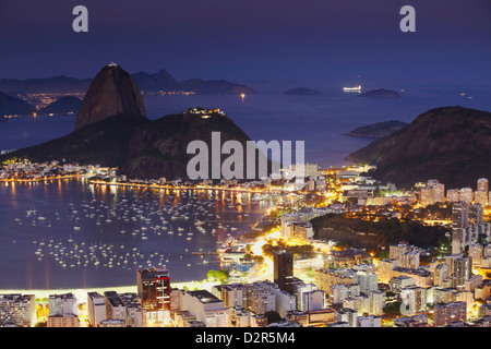 Blick auf Zuckerhut (Pao de Acucar) und Botafogo-Bucht bei Dämmerung, Rio De Janeiro, Brasilien, Südamerika Stockfoto