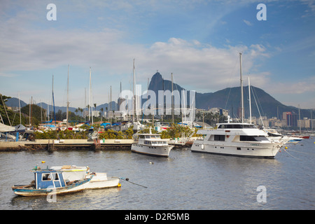 Boote in der Guanabara-Bucht mit Christus der Erlöser Statue (Cristo Redentor) im Hintergrund, Urca, Rio De Janeiro, Brasilien Stockfoto