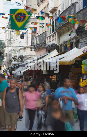 Menschen zu Fuß entlang der Fußgängerzone von Saara Bezirk, Centro, Rio De Janeiro, Brasilien, Südamerika Stockfoto