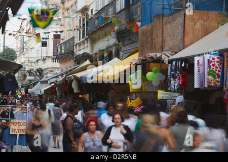 Menschen zu Fuß entlang der Fußgängerzone von Saara Bezirk, Centro, Rio De Janeiro, Brasilien, Südamerika Stockfoto