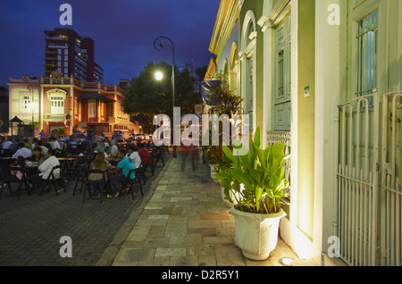 Menschen Essen in Gartenrestaurants im Praça Sao Sebastiao (St. Sebastian Platz) in der Abenddämmerung, Manaus, Amazonas, Brasilien Stockfoto