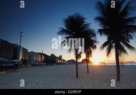 Sonnenaufgang am Copacabana Strand, Rio De Janeiro, Brasilien, Südamerika Stockfoto