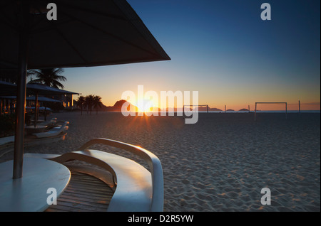 Sonnenaufgang am Copacabana Strand, Rio De Janeiro, Brasilien, Südamerika Stockfoto