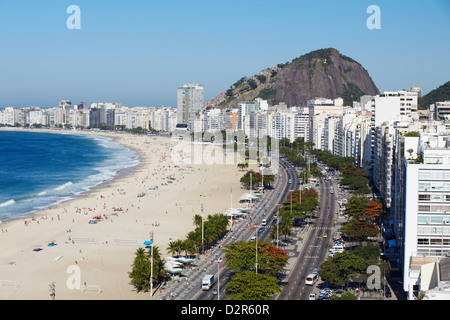 Blick auf die Copacabana und Avenida Atlantica, Copacabana, Rio De Janeiro, Brasilien, Südamerika Stockfoto