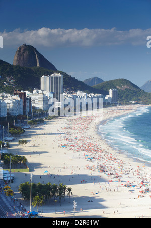 Blick auf Copacabana Beach, Rio De Janeiro, Brasilien, Südamerika Stockfoto