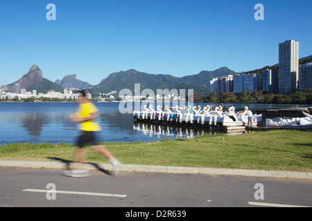 Person Joggen auf dem richtigen Weg um Lagoa Rodrigo de Freitas, Rio De Janeiro, Brasilien, Südamerika Stockfoto