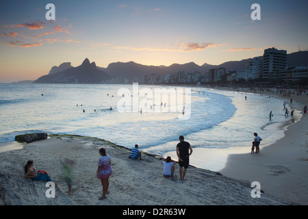 Ipanema-Strand bei Sonnenuntergang, Rio De Janeiro, Brasilien, Südamerika Stockfoto