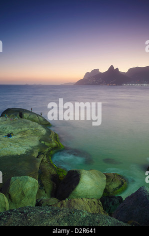 Blick auf Ipanema Strand bei Sonnenuntergang von Ponta Arpoador, Ipanema, Rio De Janeiro, Brasilien, Südamerika Stockfoto