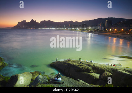 Blick auf Ipanema Strand bei Sonnenuntergang von Ponta Arpoador, Ipanema, Rio De Janeiro, Brasilien, Südamerika Stockfoto