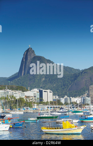 Boote vor Anker im Hafen mit der Christusstatue im Hintergrund, Urca, Rio De Janeiro, Brasilien, Südamerika Stockfoto