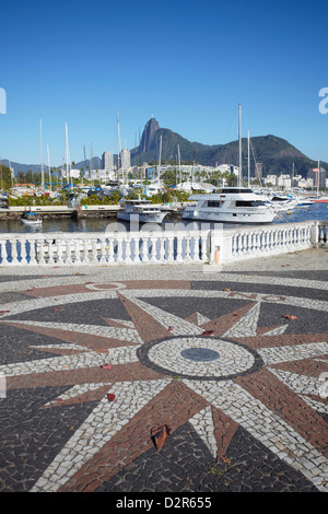 Boote vertäut im Hafen mit Christus die Erlöser Statue im Hintergrund, Urca, Rio De Janeiro, Brasilien, Südamerika Stockfoto