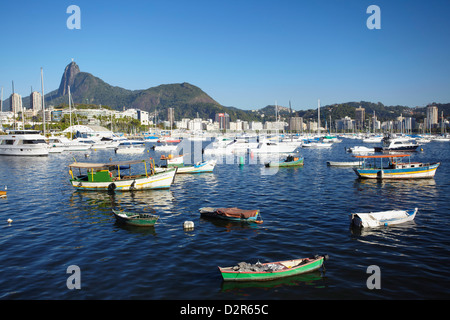 Boote vertäut im Hafen mit Christus die Erlöser Statue im Hintergrund, Urca, Rio De Janeiro, Brasilien, Südamerika Stockfoto