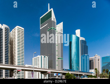 Die Dubai Metro-Zug läuft vor Sheikh Zayed Road, Dubai, Vereinigte Arabische Emirate Stockfoto