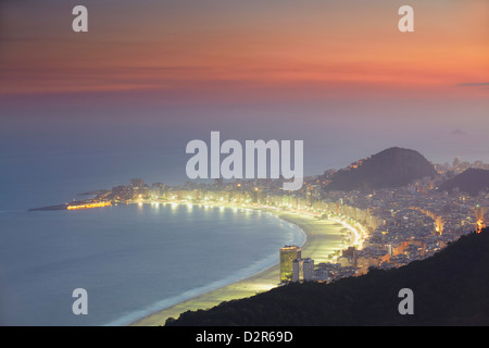 Blick auf Copacabana bei Sonnenuntergang, Rio De Janeiro, Brasilien, Südamerika Stockfoto