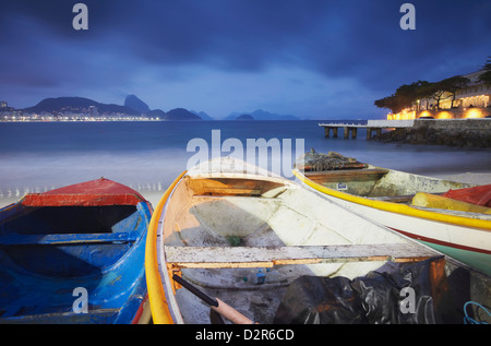 Angelboote/Fischerboote am Strand der Copacabana bei Dämmerung, Rio De Janeiro, Brasilien, Südamerika Stockfoto