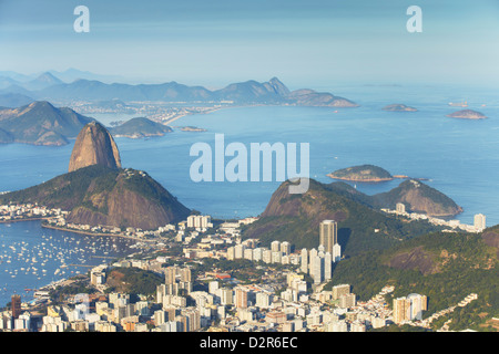 Blick auf Zuckerhut (Pao de Acucar) und Botafogo-Bucht, Rio De Janeiro, Brasilien, Südamerika Stockfoto