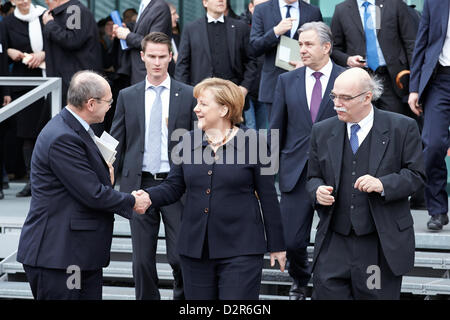 Berlin, Deutschland. 30. Januar 2013. Bundeskanzlerin Angela Merkel hält eine Rede bei der Eröffnung der Ausstellung "Berlin 1933 – der Weg zur Diktatur" an das Dokumentationszentrum Topographie des Terrors in Berlin.  Foto: (von links nach rechts) Bundeskanzlerin Angela Merkel, Berliner Bürgermeister Klaus Wowereit (hinten rechts), und der Direktor der Stiftung Topographie des Terrors, Andreas Nachama. Bildnachweis: Reynaldo Chaib Paganelli / Alamy Live News Stockfoto