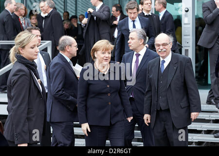 Berlin, Deutschland. 30. Januar 2013. Bundeskanzlerin Angela Merkel hält eine Rede bei der Eröffnung der Ausstellung "Berlin 1933 – der Weg zur Diktatur" an das Dokumentationszentrum Topographie des Terrors in Berlin.  Foto: (von links nach rechts) Bundeskanzlerin Angela Merkel, Berliner Bürgermeister Klaus Wowereit (hinten rechts), und der Direktor der Stiftung Topographie des Terrors, Andreas Nachama. Bildnachweis: Reynaldo Chaib Paganelli / Alamy Live News Stockfoto