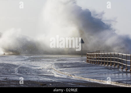 Aberystwyth, Wales, UK. 31. Januar 2013.    Spektakuläre Wellen verursacht durch starke Winde und eine Flut Peitsche Aberystwyth Promenade.  Bildnachweis: atgof.co / Alamy Live News Stockfoto