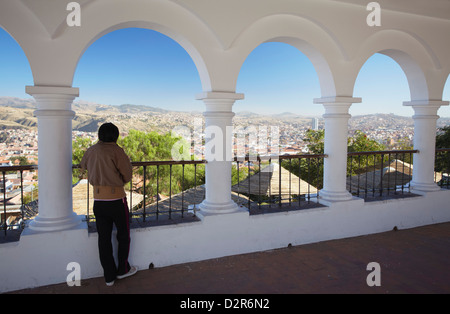 Frau genießen Aussicht vom Plaza Anzures, Sucre, UNESCO World Heritage Site, Bolivien, Südamerika Stockfoto