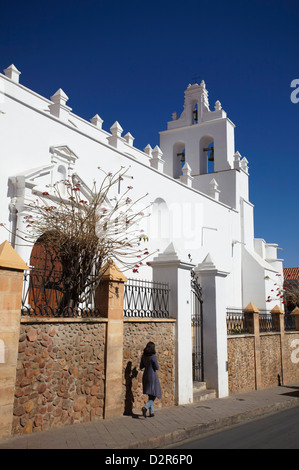 Frau zu Fuß vorbei an Iglesia de Santo Domingo, Sucre, UNESCO World Heritage Site, Bolivien, Südamerika Stockfoto