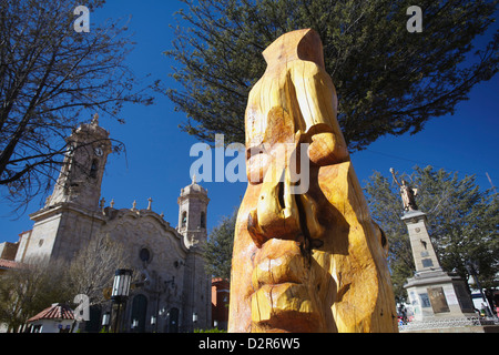 Holzskulptur in Plaza 10 de Noviembre, Potosi, UNESCO World Heritage Site, Bolivien, Südamerika Stockfoto