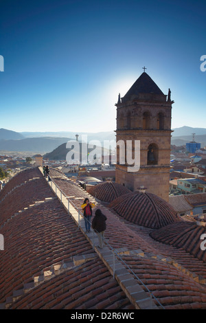 Menschen am Dach des Convento de San Francisco, Potosi, UNESCO World Heritage Site, Bolivien, Südamerika Stockfoto