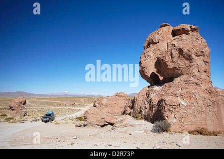 Jeep fahren durch felsige Landschaft auf dem Altiplano, Potosi Department, Bolivien, Südamerika Stockfoto