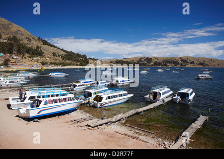 Boote in der Bucht, Copacabana, Titicacasee, Bolivien, Südamerika Stockfoto