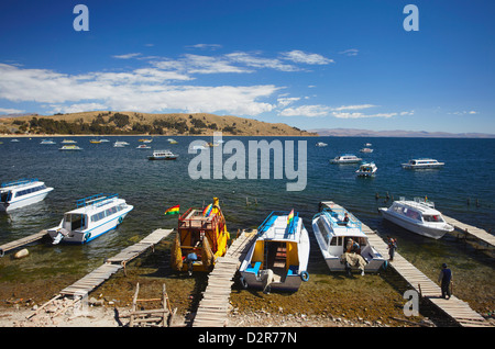 Boote in der Bucht, Copacabana, Titicacasee, Bolivien, Südamerika Stockfoto