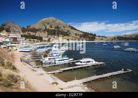 Boote in der Bucht, Copacabana, Titicacasee, Bolivien, Südamerika Stockfoto