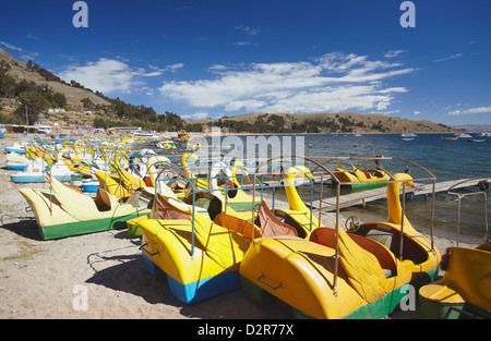 Tretboote am Strand Copacabana, Titicacasee, Bolivien, Südamerika Stockfoto