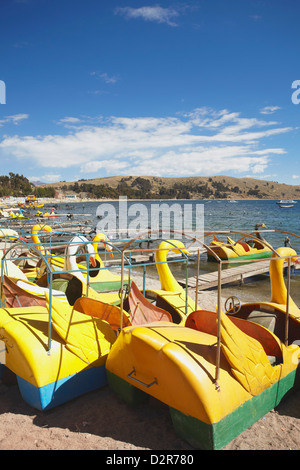 Tretboote am Strand Copacabana, Titicacasee, Bolivien, Südamerika Stockfoto