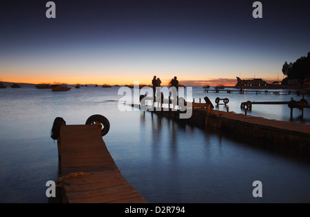Menschen stehen am Pier bei Sonnenuntergang, Copacabana, Titicacasee, Bolivien, Südamerika Stockfoto
