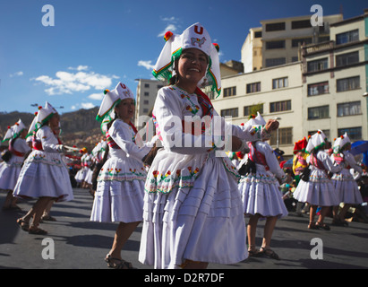 Tänzerinnen in Entrada Universitaria (Hochschulreife) Festival, La Paz, Bolivien, Südamerika Stockfoto