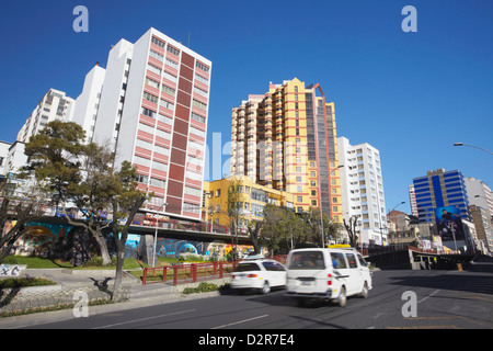Wolkenkratzer und Verkehr entlang der Avenida 16 de Julio (El Prado), La Paz, Bolivien, Südamerika Stockfoto