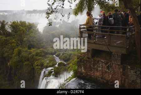 Touristen in Iguazu Wasserfälle in Iguazu National Park, UNESCO World Heritage Site, Misiones, Argentinien, Südamerika Stockfoto