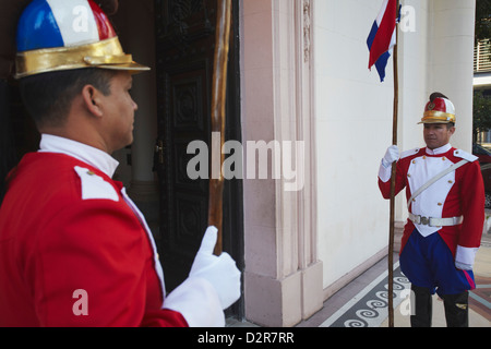 Stehende Soldaten bewachen außen Panteón de Los Heroes, Asuncion, Paraguay, Südamerika Stockfoto