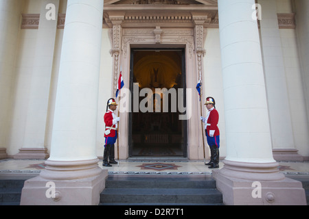 Stehende Soldaten bewachen außen Panteón de Los Heroes, Asuncion, Paraguay, Südamerika Stockfoto