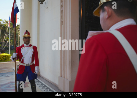 Stehende Soldaten bewachen außen Panteón de Los Heroes, Asuncion, Paraguay, Südamerika Stockfoto