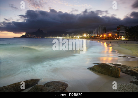 Ipanema-Strand bei Sonnenuntergang, Rio De Janeiro, Brasilien, Südamerika Stockfoto